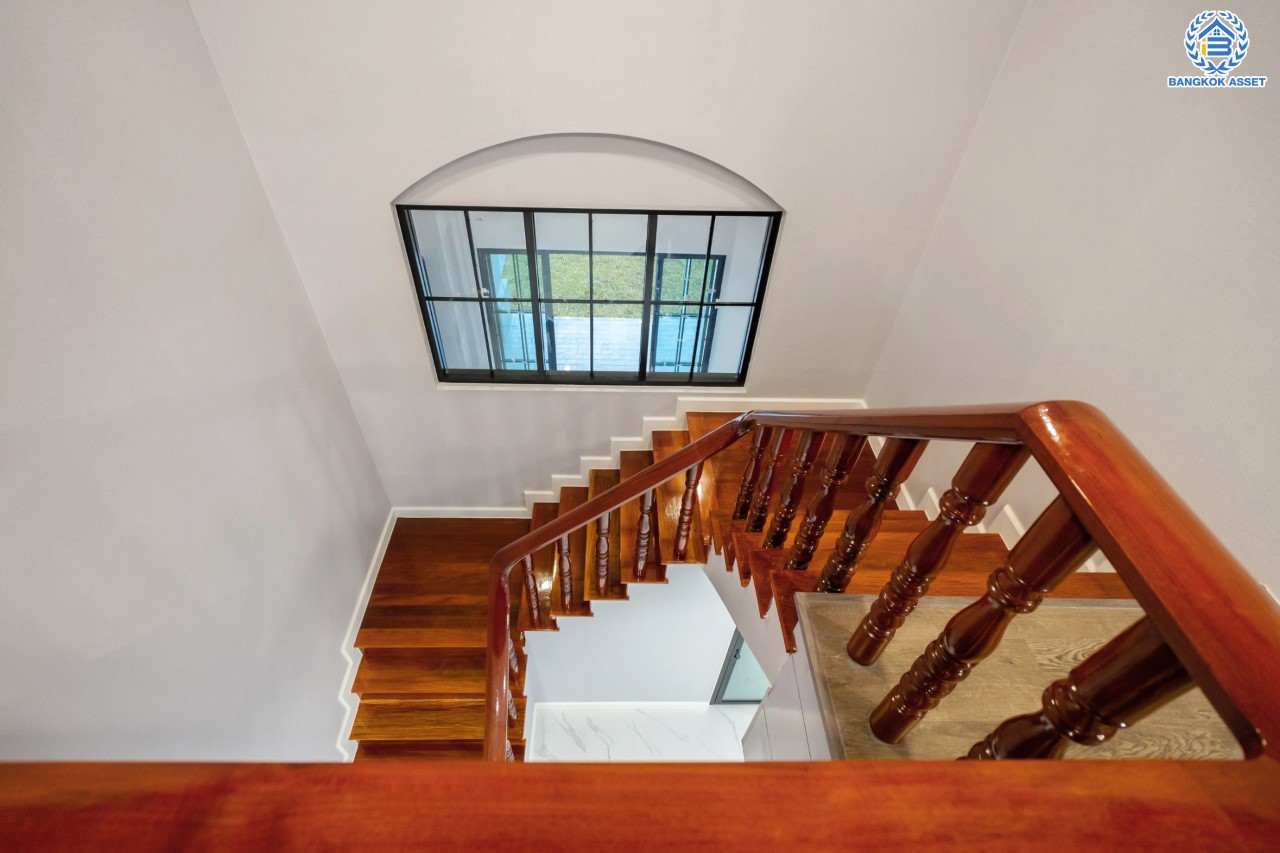 คฤหาสน์ตกแต่งใหม่ คุณภาพ LH ม.ชลลดา บางบัวทอง แปลงมุม เนื้อที่ 121 ตร.ว. ตกแต่งหรูหรา ตอบโจทย์ครอบครัวใหญ่ ด้วยฟังก์ชัน 4 ห้องนอน 6 ห้องน้ำ 1 ห้องอเนกประสงค์ 1 ห้องแม่บ้าน จอดรถได้ถึง 4 คัน มีสนามหญ้าด้านข้างกว้างขวาง พร้อม Facilities ครบ! บนทำเลคุณภาพ เชื่อมต่อได้หลายเส้นทาง ใกล้เซ็นทรัลเวสต์เกต และรถไฟฟ้า "สถานีบางพลู"